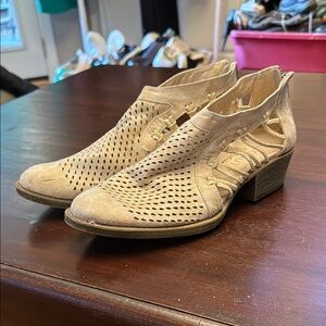 Coconuts by Matisse Women's Lilah bootie size 8